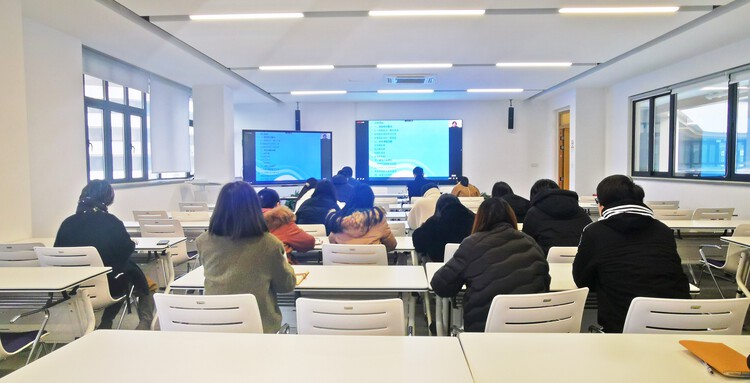 课题培训促成长,潜心学习助远航 ——海辰中学举行课题研究培训会