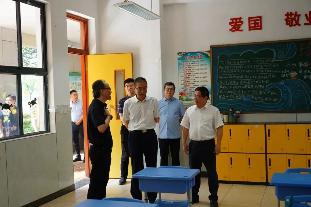 杭州市教育局党组书记、局长钮俊一行调研余杭区开学工作